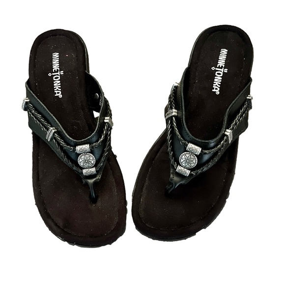 Minnetonka Shoes - Minnetonka Silverthorne women’s leather sandals thong sz 7